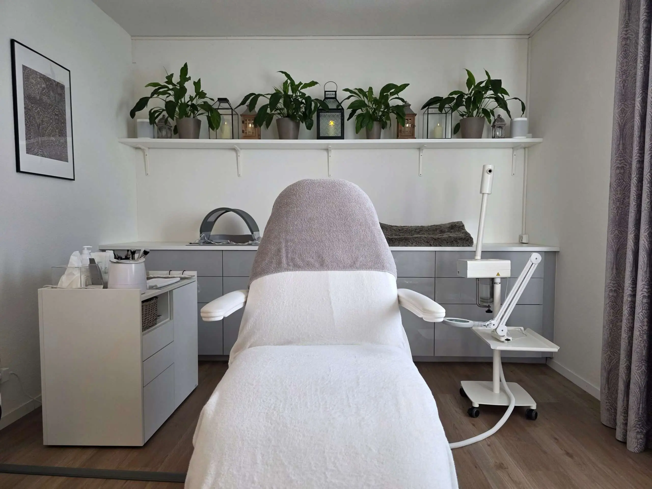 Moderner Behandlungsraum für Gesichtsbehandlungen und Microneedling bei Kosmetik Mitual